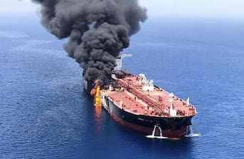 タンカー爆発のイメージ